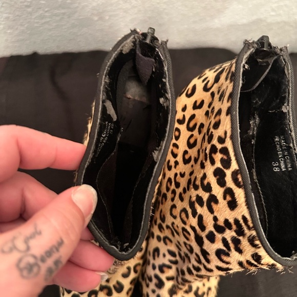 Aldos leopard print calf hair heels size 8
5” heels - Picture 9 of 9